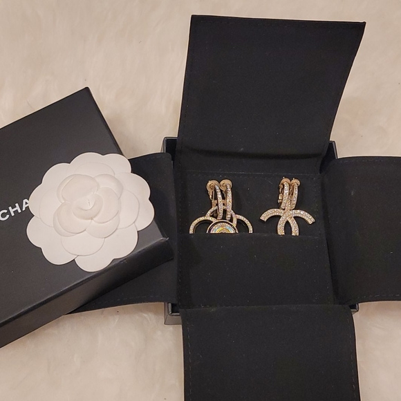 💥SOLD @ GET_YOUR_LUXE_ON💥CHANEL crystal earrings - Picture 13 of 14